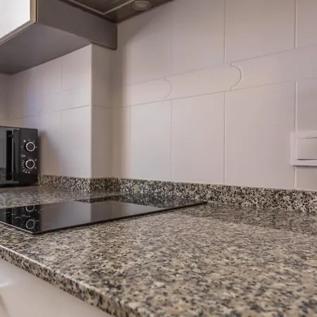 1st Line Beach, Pool, Terrace & Fibre Wifi Apartment *