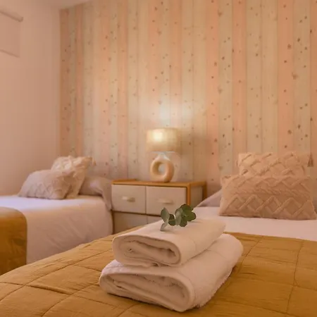 1st Line Beach, Pool, Terrace & Fibre Wifi Apartment