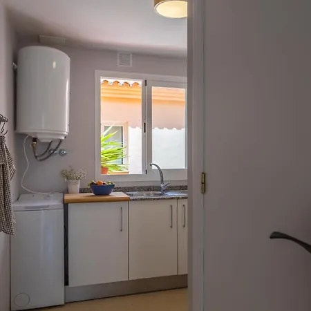 Apartment 1st Line Beach, Pool, Terrace & Fibre Wifi *