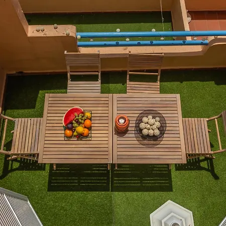 1st Line Beach, Pool, Terrace & Fibre Wifi Apartment *