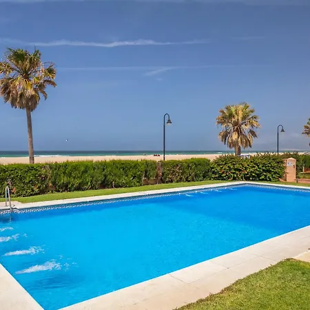 1st Line Beach, Pool, Terrace & Fibre Wifi Apartment